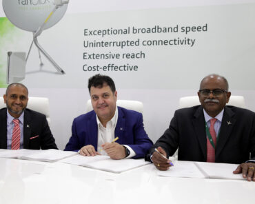 Farhad Khan, Chief Operating Officer of Yahsat (left) and Alan Afrasiab, Founder, President, and Chief Executive Officer of Talia Limited (centre) sign their partnership agreement on 15 November 2016. Photograph courtesy of Talia Limited.