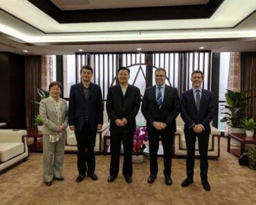 Space View and Deimos Imaging's leadership at the China Siwei Headquarters. From left to right: Xu Lily, CEO at Space View, Zhao Jun, Vice President at China Siwei, Xu Wen, President at China Siwei, Fabrizio Pirondini, CEO at Deimos Imaging, Jamie Ritchie, Business Development Director at Deimos Imaging and UrtheCast. Photograph courtesy of Urthecast.