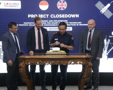 Left to right: Erwis Sinisuka Director, Inmarsat Batam, Inmarsat Vice President Government Engagement, James Cemmell, Agus Suherman, Director General Surveillance Monitoring and Control, Ministry of Marine Affairs and Fisheries / Kementerian Kelautan dan Perikanan (KKP) and First Secretary, UK Embassy, Christian Ayres mark the project’s successful closure.” Credit PT Hatfield Indonesia.
