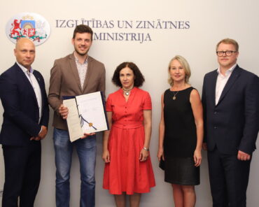 The Latvian Minister of Education and Science Mrs Ilga Šuplinska (centre) with the signed Association Agreement on 30 June 2020 in Riga, prior to its ratification by the national Parliament, which was successfully completed on 27 July 2020. Credits: Izglītības un zinātnes ministrija (IZM)