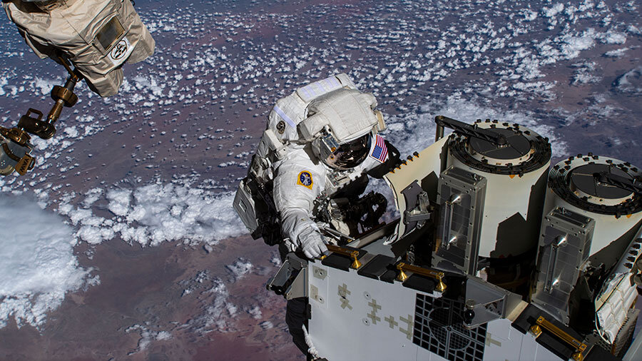 Астронавты НАСА устанавливают солнечную батарею во время отложенного выхода в открытый космос