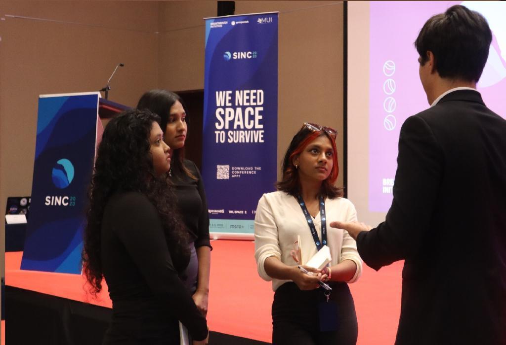 Greater Malé, Maldives 03.05.23 – UNICEF youth delegates chat with an international speaker on the floor of SINC 2023. Credit: MSRO.