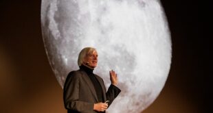KSAT Presdient and CEO Rolf Skatteboe presenting KSAT Lunar Ground Network in 2022