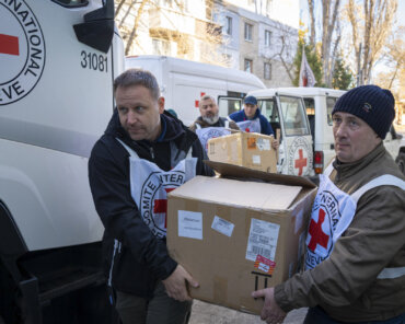 ICRC team delivering relief items. Image credit: ICRC