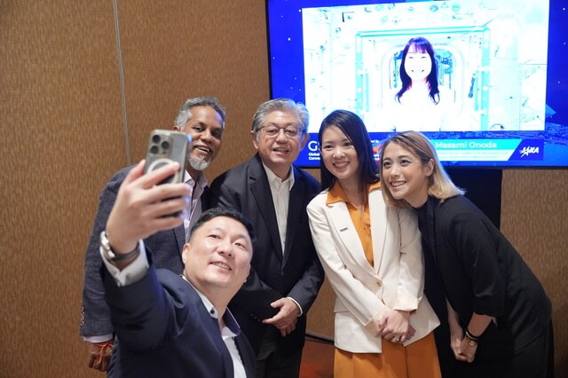 (clockwise from top) Dr Masami Onoda, Director, International Relations and Research Department, JAXA (featured on screen); Nicolette Yeo, Director, Innovation, Singapore Space & Technology Ltd; Thomas Zhuo, Executive Director of Singapore Space & Technology Ltd; Duleesha Kulasooriya,
Innovation Leader, Deloitte Asia Pacific and Co-Leader, Deloitte Southeast Asia’s Center for the Edge; Jeremy Chan, Chairman, Singapore Space & Technology Ltd; Michelle Khoo, Co-Leader, Deloitte Southeast Asia’s Center for the Edge. Credit: Singapore Space & Technology Ltd