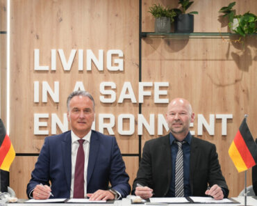 from left: Dr. Harald Buschek (CPO Diehl Defence), Helmut Rauch (CEO Diehl Defence), Dr. Alexander Kopp (CEO POLARIS), Nadine Aldag (Operations Manager POLARIS) © Diehl Defence