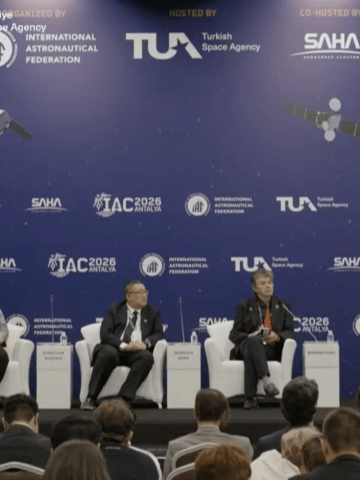 The panel of the lunar science session at the Global networking Forum during IAC 2026. Credit: Screenshot Livestream IAC 2026